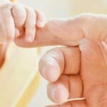 Baby nagels knippen of vijlen